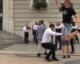 Chasa se sešla pod recyklovanou májou