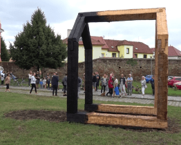 Slováckého muzea vystavuje 4 metry vysokou sochu