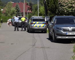 Rožnovem otřásla tragédie, muž zastřelil ženu a dvě děti, pak i sebe