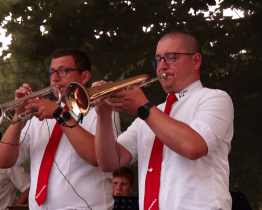 Svárovanka zahrála polku i písně na přání