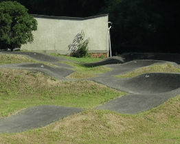 Nový pumptrack za průmyslovkou je v provozu