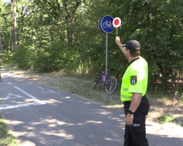 Za plnou výbavu strážníci cyklisty odměnili