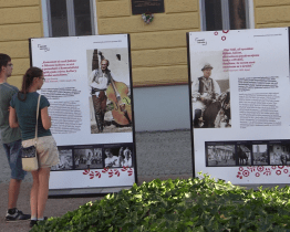 Panelová výstava ukazuje vztah folklóru a moci