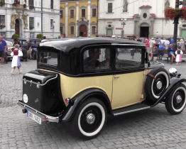 Historické motocykly a vozidla se sjely na Masarykovo náměstí