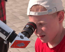 Pohádky pod oblohou na brodské hvězdárně vyprávěl Rákosníček