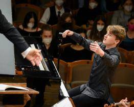 První cenu vyhrál v 7 letech, v 11 složil první skladbu. Geniální pianista Jan Schulmeister dobývá hudební svět