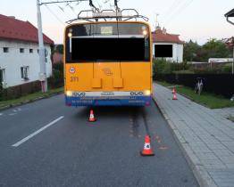 Nezletilý chlapec vjel ve Zlíně pod kola trolejbusu. Je těžce zraněn