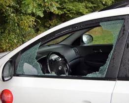 Nechávat cennosti v uzamčeném vozidle se nevyplácí