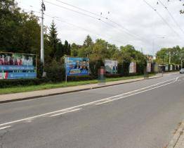 Senior sprejoval na předvolební billboardy písmeno „Z“. Dopadl ho kriminalista při výletu s rodinou