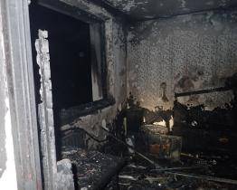 Naříkání, bouchání a volání o pomoc. U požáru bytu v noci zasahovalo šest jednotek hasičů