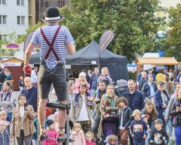 Náměstí Míru opanuje třídenní Kejklířský jarmark