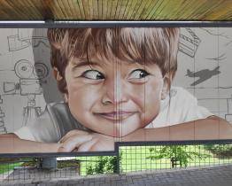 Umělecká výmalba na zastávce MHD na Jižních Svazích dlouho nevydržela. Ihned ji poničili místní výrostci