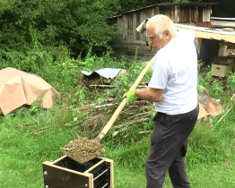 Zdeněk Vejpustek je jedním z mála, kdo se zabývá výrobou hliněných nepálených cihel