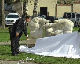 V Hulíně slavnostně odhalili sousoší Vojtěcha Adamce 