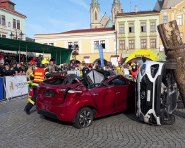 Hasiči vyprošťovali osoby z poničených aut