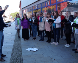 Smíšený pěvecký sbor vyrazil do ulic