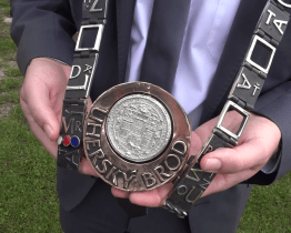 V Brodě požehnali nové městské insignie. Zachycují historii města