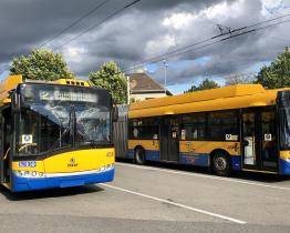 Zdrogovaný muž napadl řidiče trolejbusu. Odmítal vystoupit na konečné