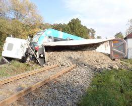 Po srážce vlaku s kamionem na Vsetínsku zůstalo pět zraněných 