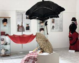 Výstava v luhačovické galerii Elektra oslavuje krásu a eleganci let minulých