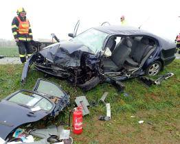 Na Kroměřížsku se srazila dvě osobní vozidla. Jednoho řidiče museli vyprošťovat hasiči