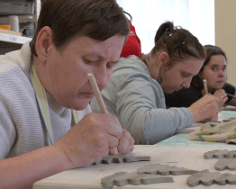 Uživatelé charitního střediska Klíček vyrábějí z keramiky i ze dřeva