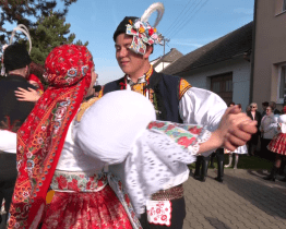 Při nedělní hodové obchůzce se vozil na voze sud s burčákem