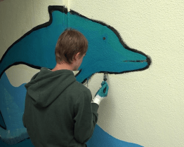 Rožnovští školáci malují v podchodu podmořský svět