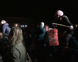 Lampionový průvod doprovodila světelná show