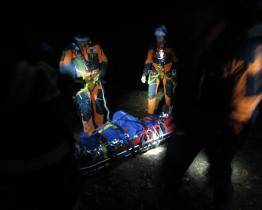 Pro zraněného dělníka musel letět vrtulník