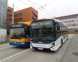 Silnice Zlína a Otrokovic brázdí nový elektrobus, ale jen dočasně