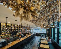 „Nejvánočnější bar“ v Obchodním domě zdobí 12 tisíc baněk! Jejich výroba zabrala celý měsíc, instalace čtyři dny