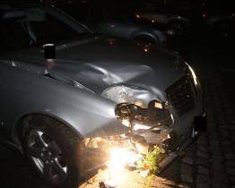 Opilý řidič Mercedesu naboural na Jižních Svazích do semaforu. V krvi měl 2,64 promile