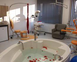 V Kroměřížské nemocnici vrací porody ženám. Porod do vody není problém