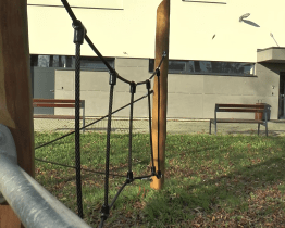 U sportovní haly vznikla nová opičí dráha 