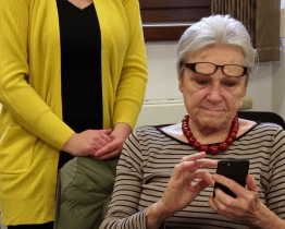 Knihovna pomáhá seniorům s digitální technologií