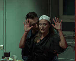 Divadlo ztvárňuje Krajní meze oběti znásilnění