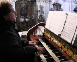 Kostel Sv. Andělů strážných rozezněly varhany i žestě