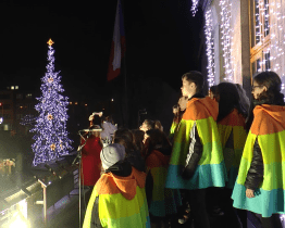 Vánoční strom už svítí i na náměstí Míru