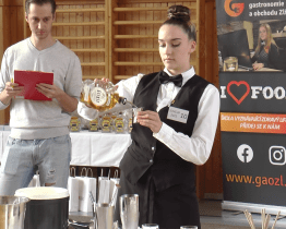 Soutěž Slivcup pro žáky středních škol oživila barmanská show 