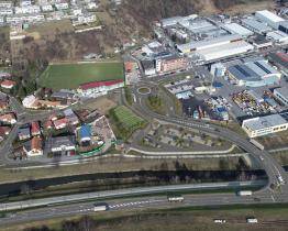 Změna dopravního režimu na novém silničním napojení na Příluky dělá řidičům problémy 