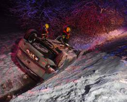 Řidiče od brzkého rána trápí zasněžené a namrzlé silnice. Kde se bouralo?