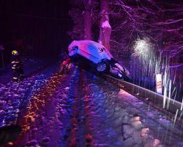 Páteční noc hasičů na Vsetínsku: auto ve svodidlech a uvízlý pekařský náklaďák