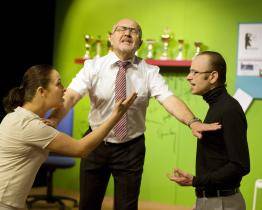 Extrabuřt: Hra, která se šíří jako lavina, dorazí v české premiéře do zlínského Studia Z