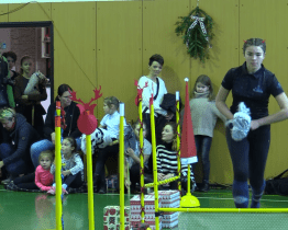 Dívky závodily s koníky na tyči