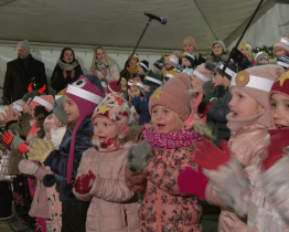 Děti si na podiu vyprosily rozsvícení vánočního stromu