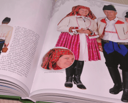 Kniha Na paletě krojů dokumentuje stav lidového oděvu na počátku 21. století