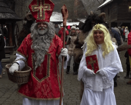 Rožnovským skanzenem pobíhali čerti, nakupovalo se u stovky stánků