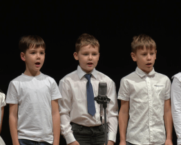 Školáci zpívali nejen rodičům, ale i pro slona Zyqarriho ze zlínské zoo