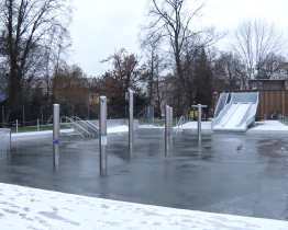 Koupaliště je zazimované, stavba ale pokračuje i v mrazech